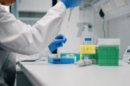 Nahaufnahme einer Laboranalyse mit Pipette und Probenröhrchen