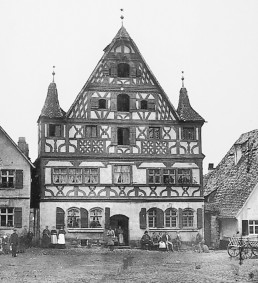 Historisches Fachwerkhaus auf historischem Marktplatz