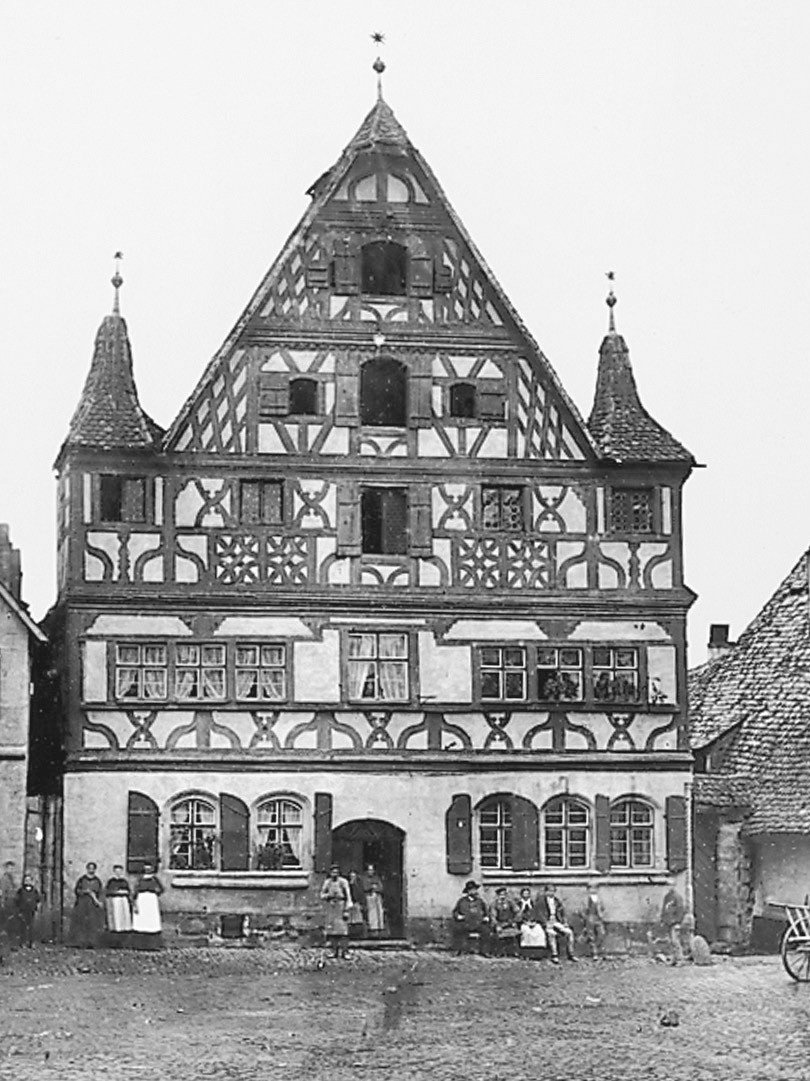 Historisches Fachwerkhaus auf historischem Marktplatz