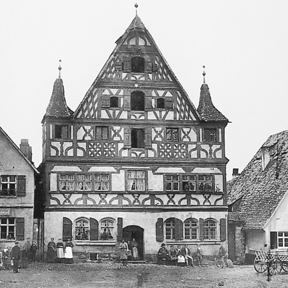 Historisches Fachwerkhaus auf historischem Marktplatz