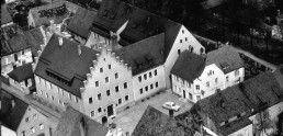 Luftaufnahme eines historischen Gebäudekomplexes