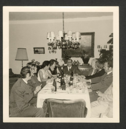 Gesellschaft bei Abendessen in historischem Wohnraum