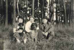 Gruppenfoto mit Hunden im Wald