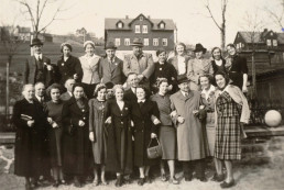 Historisches Gruppenfoto mit mehreren Personen im Freien