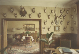 Innenraum mit Jagdtrophäen und historischer Einrichtung