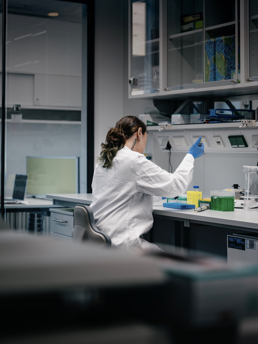 orschende Person im Labor bei Pipettierarbeit
